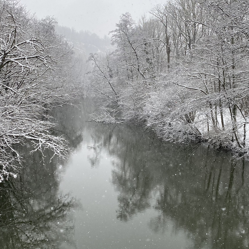 Der Fluss Rems im Winter.