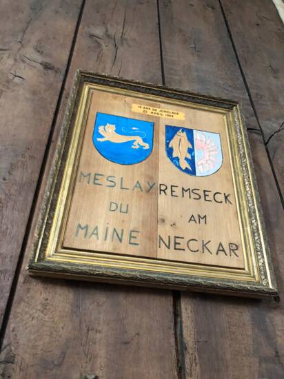 Holztafel zum 15. Jubiläum zwischen Remseck am Neckar und Meslay-du-Maine.