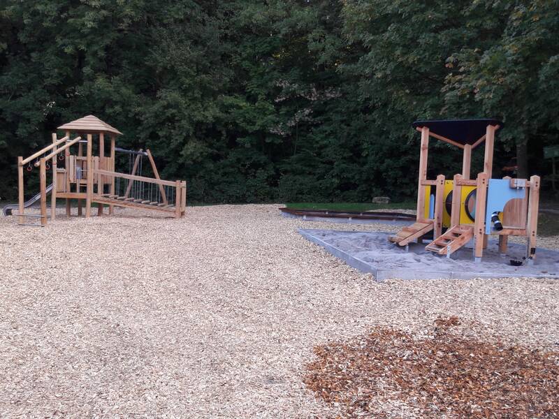 Spielgeräte für den Kleinkindbereich auf einem Spielplatz.