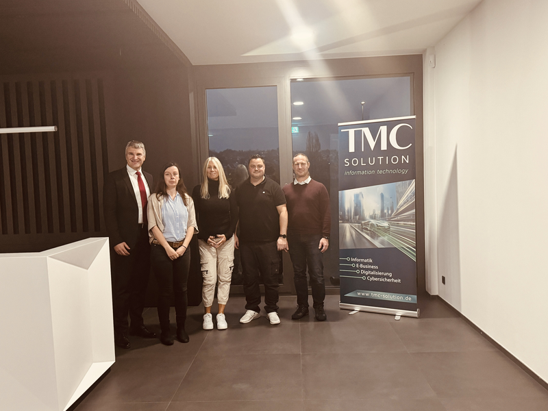 Unternehmensbesuch bei TMC Solution: Oberbürgermeister Dirk Schönberger, Wirtschaftsförderung Susanne Nicolaus, Frau Feuster, Herr Petridis, Herr Müller 