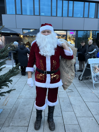 Weihnachtsmann mit Geschenkesack über der Schulter