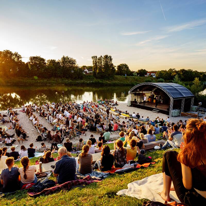 Kulturveranstaltung an der Rems mit einer Freilichtbühne und vielen Zuschauern