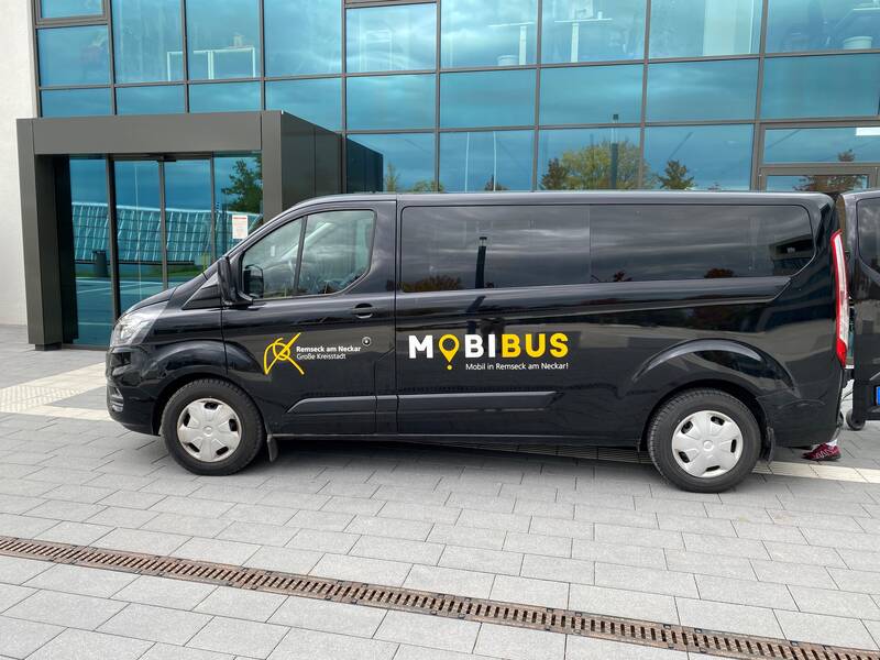 MOBIBUS vor dem Rathaus in Remseck am Neckar