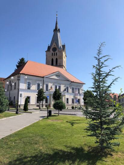 Eine Kirche in Codlea bei blauem Himmel und Sonnenschein.