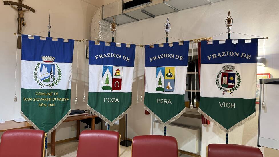 4 Flaggen der einzelnen Provinzen des Zusammenschluss zu San Giovanni di Fassa.