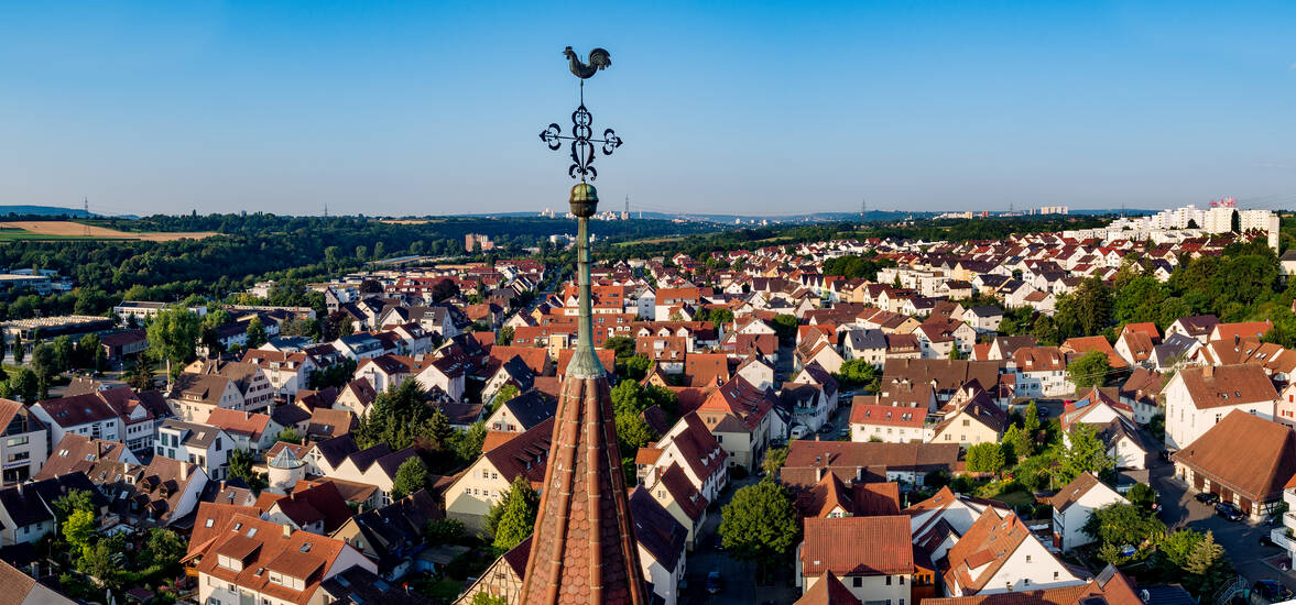 Luftbild vom Stadtteil Aldingen. In der Mitte ist die Kirchturmspitze zu sehen.