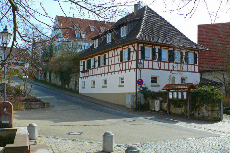 Blick zum ehemaligen Wirtschaftshof mit Schloss im Hintergrund