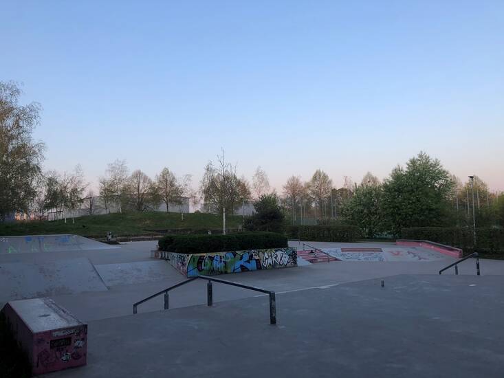 Skateranlage bei Sonnenuntergang.