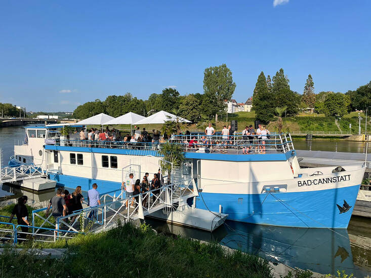 Boot am Hafen anliegend.