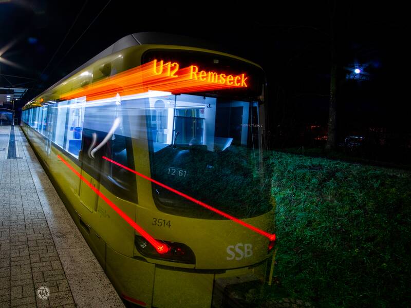 U12 bei Dunkelheit an der Endhaltestelle in Neckargröningen.