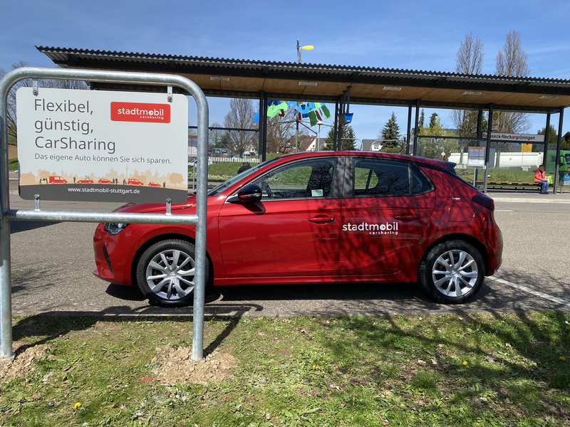 Rotes Carsharing Auto an der Endhaltestelle in Neckargröningen.