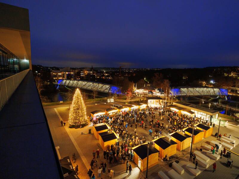 Remsecker Marktplatz in weihnachtlicher Stimmung beim Remsecker Weihnachtsmarkt.