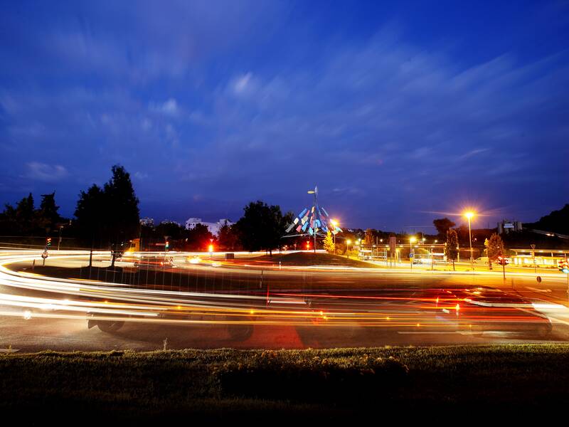 Endhaltestelle bei Nacht mit Verkehr.