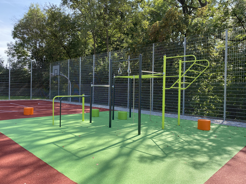 Tartanspielfeld mit Toren und Basketballkörben.