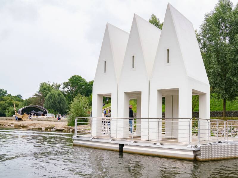 Drei weiße Badehäuser auf dem Schwimmsteg in der Rems.