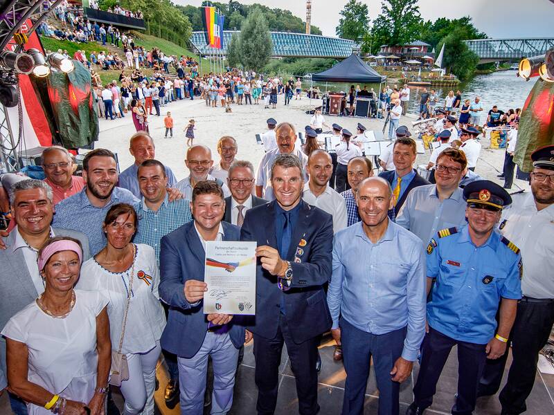 Vertragsunterschrift zur Städtepartnerschaft zwischen Remseck am Neckar und Codlea.