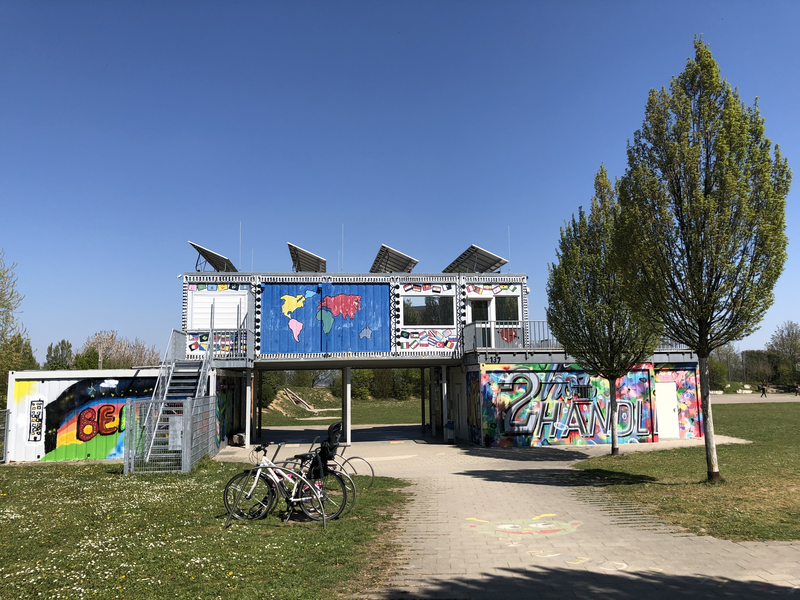 Baucontainer aufeinandergestalpelt und mit Graffiti besprüht.