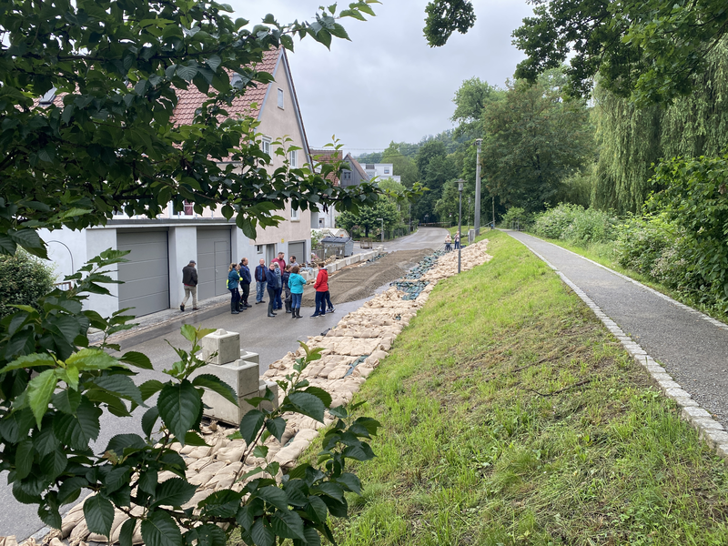 Hochwasserlage in Remseck am Neckar. Damm mit Sandsäcken.