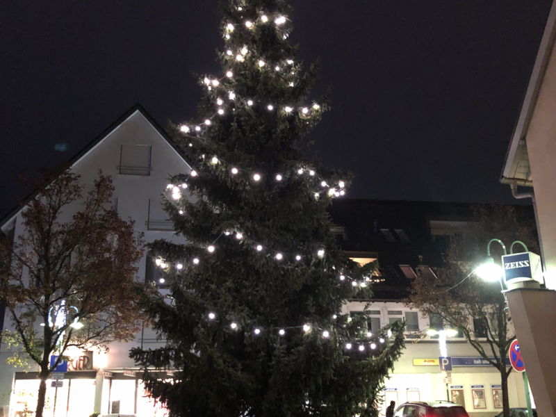 Weihnachtsbaum im Stadtgebiet mit Beleuchtung.