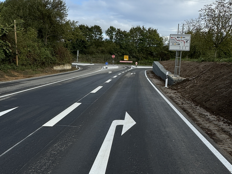 Straße mit Bodenmarkierungen.