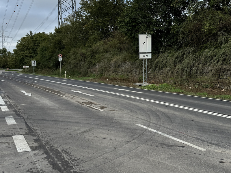 Straße mit Bodenmarkierungen.