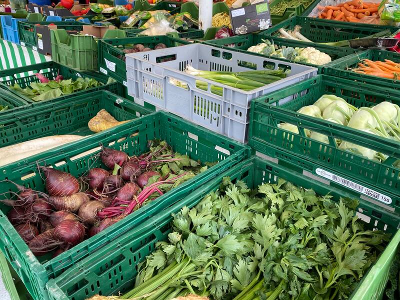 Obst- und Gemüsestand auf dem Remsecker Wochenmarkt