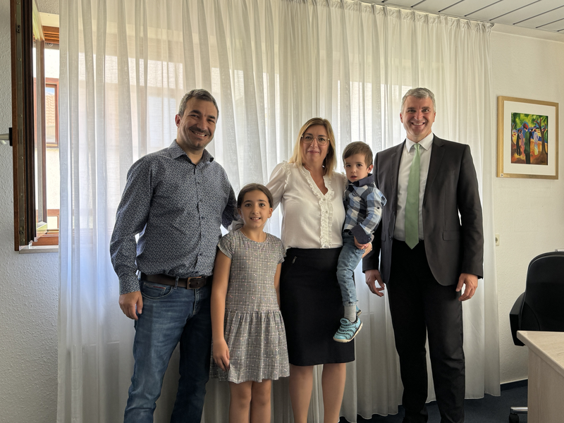 Frau Dr. med. Chelarescu hat zum 1. Mai 2024 die Praxis von Herrn Dr. med. Bernhard Freudenberger übernommen. Foto (v.l.n.r.) Frau Dr. med. Chelarescu mit Mann und Kindern, Oberbürgermeister Dirk Schönberger 