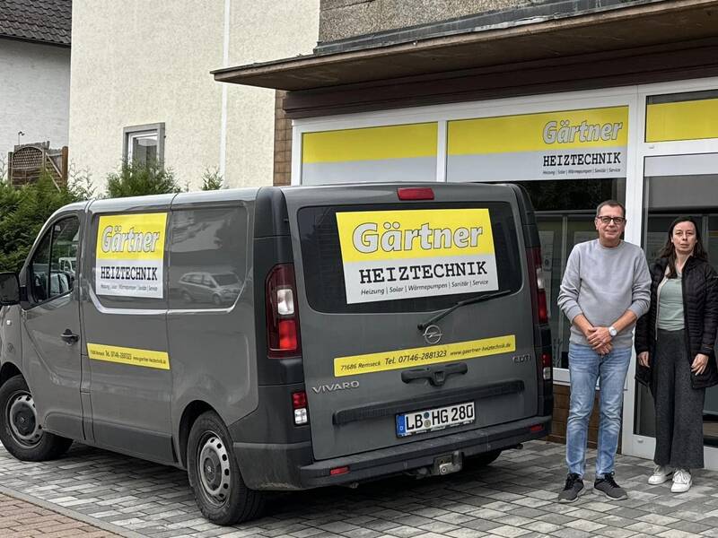 Unternehmensbesuch bei Gärtner Heiztechnik - Inhaber Herr Gärtner, Wirtschaftsförderin Susanne Nicolaus und Oberbürgermeister Dirk Schönberger stehen vor dem Geschäft in der Schillerstraße 40, im Stadtteil Aldingen.