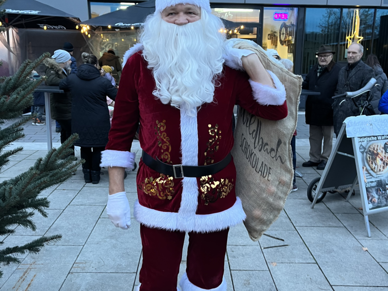 Weihnachtsmann mit Geschenkesack über der Schulter