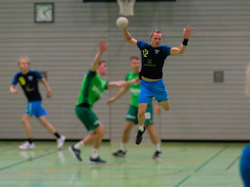 Spieler der TVA Handball Männermannschaft im Sprungwurf.