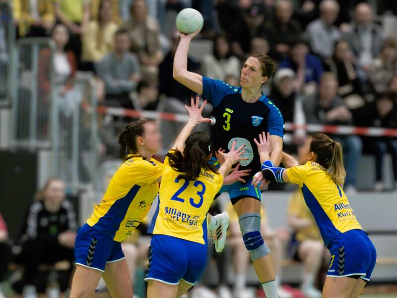 Spielerin der TVA Handball Frauenmannschaft im Sprungwurf.